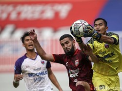 Penjaga gawang Persita berhasil mengamankan gawangnya dari serangan para pemain Borneo FC.