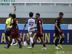 Irsyad Maulana menerima kartu kuning kedua.