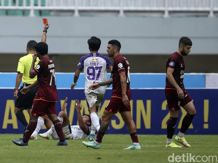 Persita Tangerang secara dramatis mengimbangi Borneo FC di lanjutan BRI Liga 1. Tertinggal dua gol dan kehilangan satu pemain, Persita memaksakan skor 2-2.