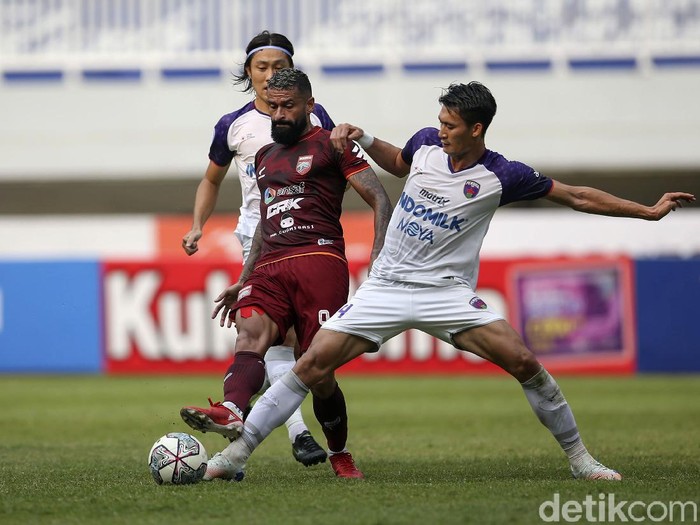 Persita Tangerang secara dramatis mengimbangi Borneo FC di lanjutan BRI Liga 1. Tertinggal dua gol dan kehilangan satu pemain, Persita memaksakan skor 2-2.