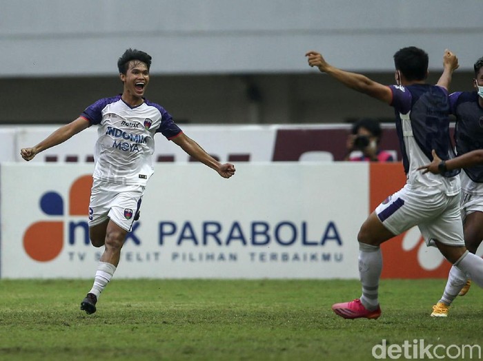 Persita Tangerang secara dramatis mengimbangi Borneo FC di lanjutan BRI Liga 1. Tertinggal dua gol dan kehilangan satu pemain, Persita memaksakan skor 2-2.