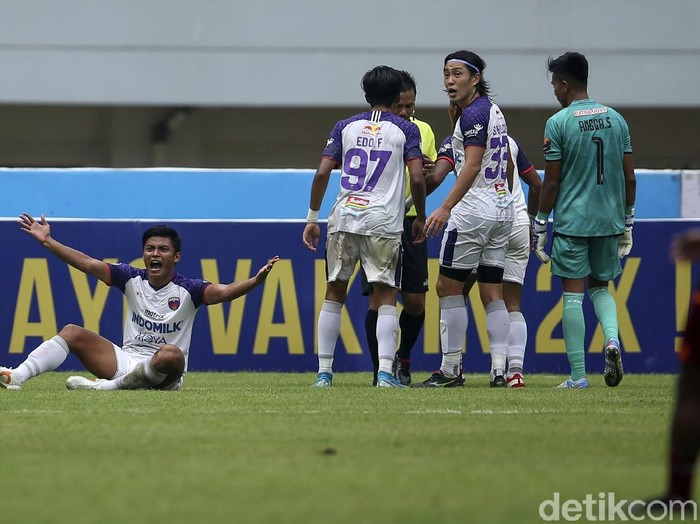 Persita Tangerang secara dramatis mengimbangi Borneo FC di lanjutan BRI Liga 1. Tertinggal dua gol dan kehilangan satu pemain, Persita memaksakan skor 2-2.