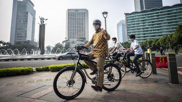Berbatik, Anies Gowes di Kawasan Bundaran HI
