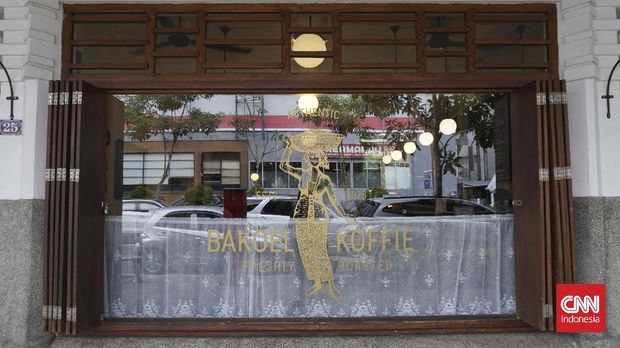 Bakoel Koffie, salah satu kedai kopi tertua di Jakarta. Kedai ini ada sejak tahun 1878, didirikan oleh seorang imigran asal China bernama Liauw Tek Soen.