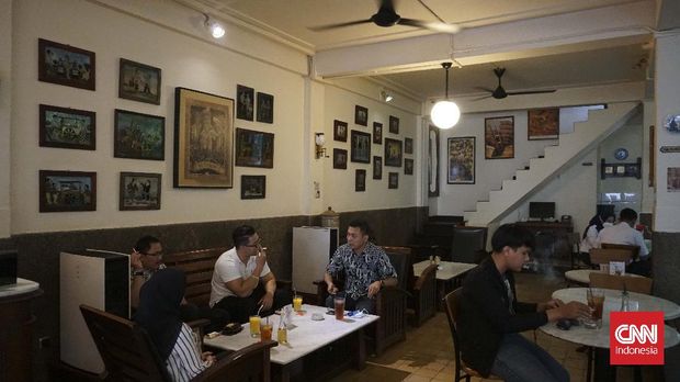 Bakoel Koffie, salah satu kedai kopi tertua di Jakarta. Kedai ini ada sejak tahun 1878, didirikan oleh seorang imigran asal China bernama Liauw Tek Soen.