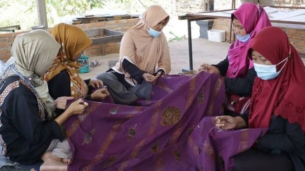 Belajar membatik di Rumah Batik Batam, Perumahaan Taman Valencia | Foto: instagram.com/segantang_lada Belajar membatik di Rumah Batik Batam, Perumahaan Taman Valencia | Foto: instagram.com/segantang_lada