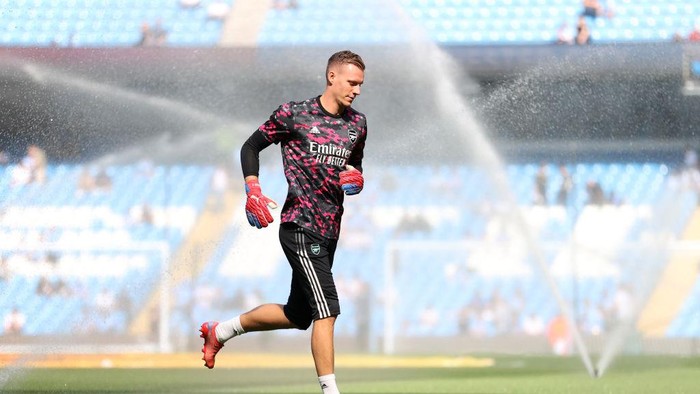 MANCHESTER, ENGLAND - AUGUST 28: Bernd Leno of Arsenal warms up prior to the Premier League match between Manchester City  and  Arsenal at Etihad Stadium on August 28, 2021 in Manchester, England. (Photo by Catherine Ivill/Getty Images)