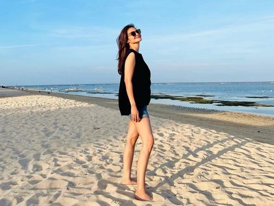 Happy! Intip Gaya Liburan Cut Tari di Pantai