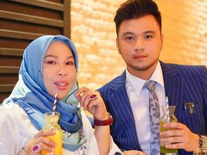 Jutawan Ini Nekat Menyelinap ke Rumah Brondongnya Dini Hari Demi Tolak Santet Jutawan Ini Nekat Menyelinap ke Rumah Brondongnya Dini Hari Demi Tolak Santet