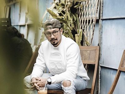 10 Gaya Keren Denny Sumargo saat Nongkrong di Kafe