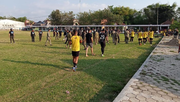 Sesi latihan Putra Sunan Giri Pati terpaksa dihentikan. Ini dikarenaka puluhan fans Persika Karanganyar menyerbu tempat latihan.