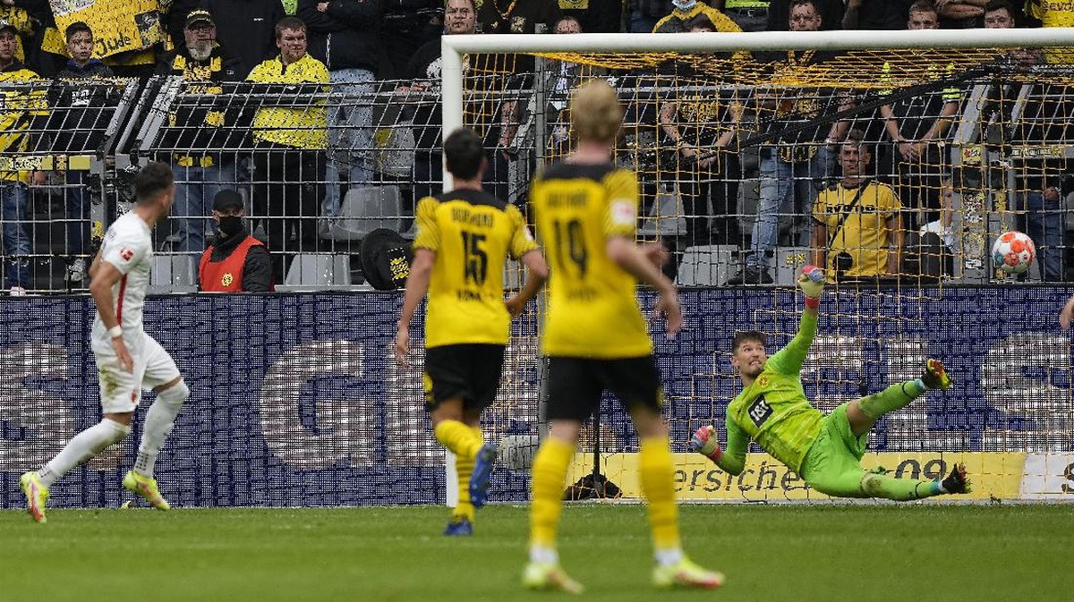 Borussia Dortmund mengalahkan Augsburg 2-1 di lanjutan Liga Jerman. (Foto: AP/Martin Meissner)
