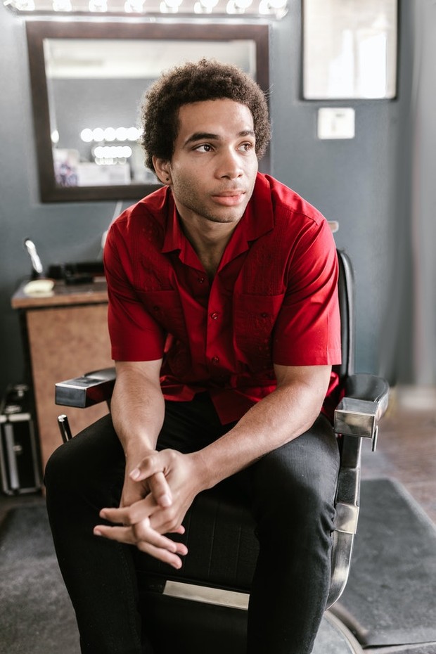 duduk bungkuk/Foto:pexels.com/rodnae-prod duduk bungkuk