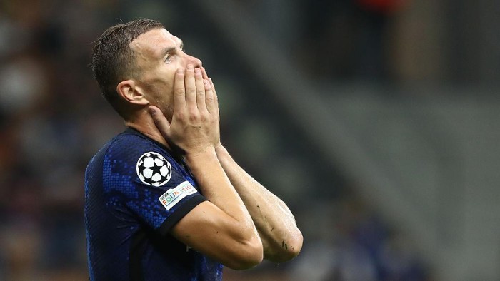 MILAN, ITALY - SEPTEMBER 15: Edin Dzeko of FC Internazionale reacts during the UEFA Champions League group D match between Inter and Real Madrid at Giuseppe Meazza Stadium on September 15, 2021 in Milan, Italy. (Photo by Marco Luzzani/Getty Images)
