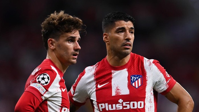 MADRID, SPAIN - SEPTEMBER 15: Antoine Griezmann and Luis Suarez of Atletico de Madrid look on during the UEFA Champions League group B match between Atletico Madrid and FC Porto at Wanda Metropolitano on September 15, 2021 in Madrid, Spain. (Photo by David Ramos/Getty Images)
