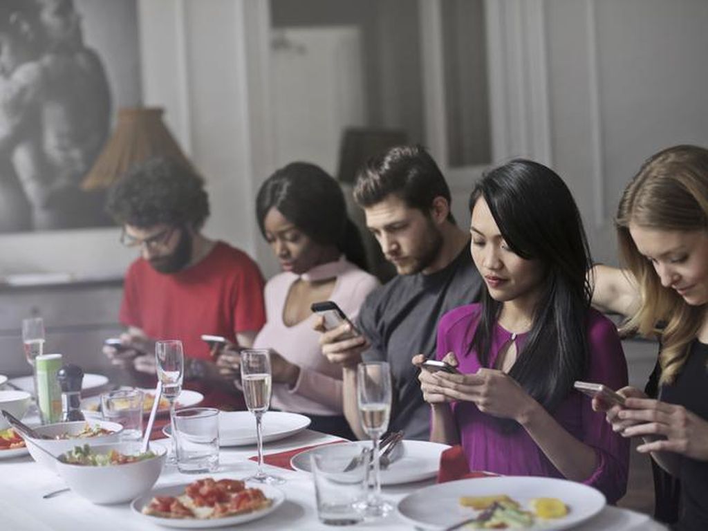 Restoran Ini Beri Diskon Untuk Pengunjung yang Tak Main HP Saat Makan Restoran Ini Beri Diskon Untuk Pengunjung yang Tak Main HP Saat Makan