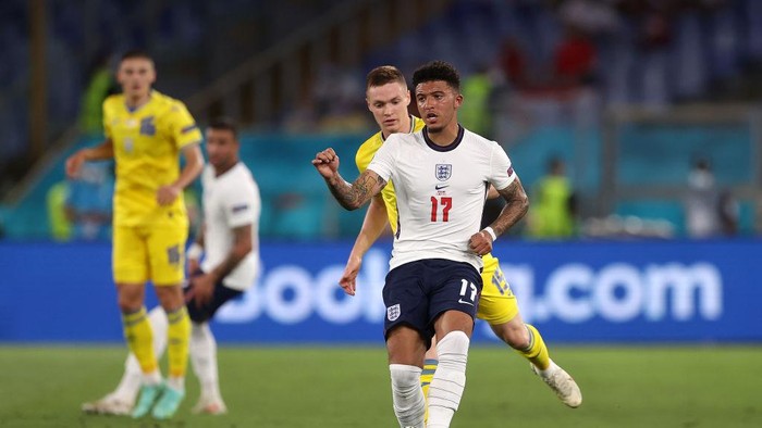 ROME, ITALY - JULY 03: Jadon Sancho of England passes the ball during the UEFA Euro 2020 Championship Quarter-final match between Ukraine and England at Olimpico Stadium on July 03, 2021 in Rome, Italy. (Photo by Lars Baron/Getty Images)