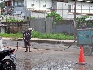 Jalan di Sorong Papua Diaspal Jelang Jokowi Datang, Sudah 2 Tahun Rusak