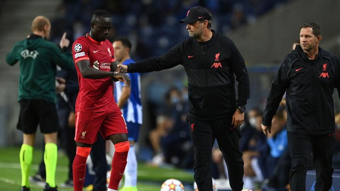 PORTO, PORTUGAL - SEPTEMBER 28: Jurgen Klopp, Manager of Liverpool interacts with Sadio Mane of Liverpool during the UEFA Champions League group B match between FC Porto and Liverpool FC at Estadio do Dragao on September 28, 2021 in Porto, Portugal. (Photo by David Ramos/Getty Images)