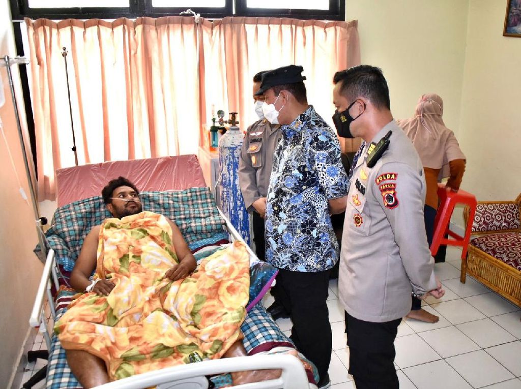 Boy Rafli Kunjungi Iptu Budi Korban Penembakan KKB: Kita Ingin Papua Damai Boy Rafli Kunjungi Iptu Budi Korban Penembakan KKB: Kita Ingin Papua Damai