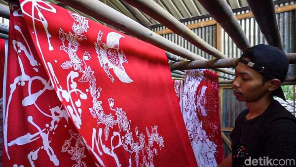 Keren, Perajin Ini Bikin Batik Bermotif Garuda Pancasila