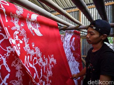 Keren, Perajin Ini Bikin Batik Bermotif Garuda Pancasila