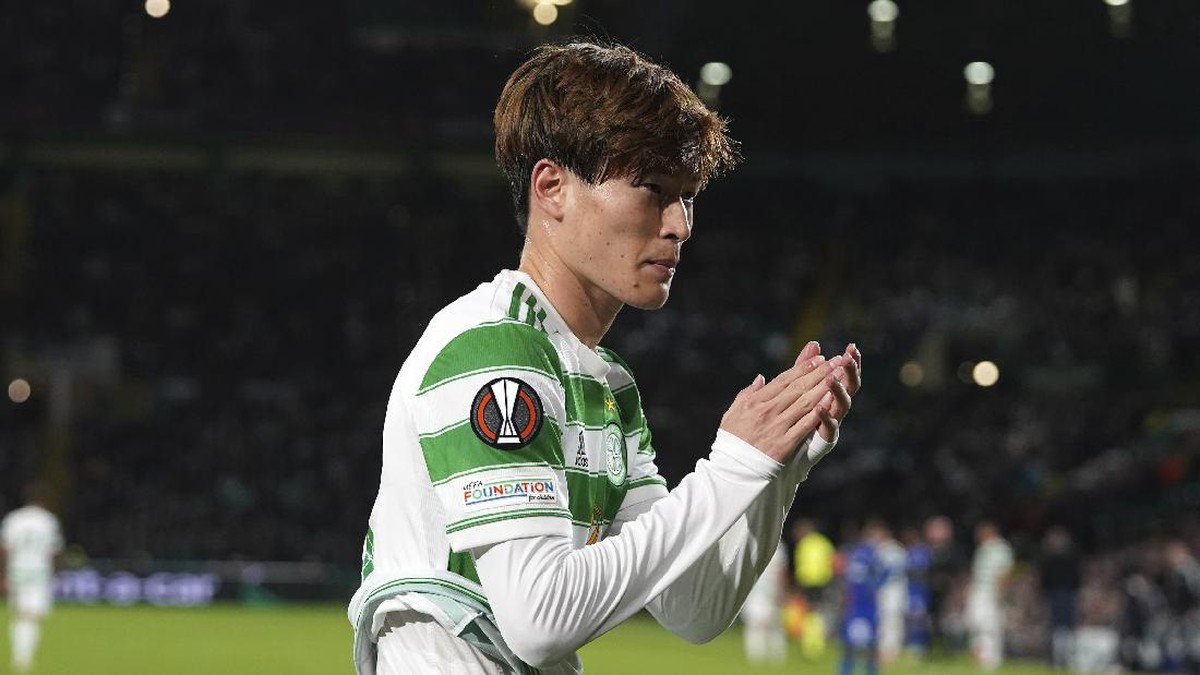 Kyogo Furuhashi, pemain Celtic yang viral usai memunguti sampah usai diganti. (Foto: AP/Andrew Milligan)