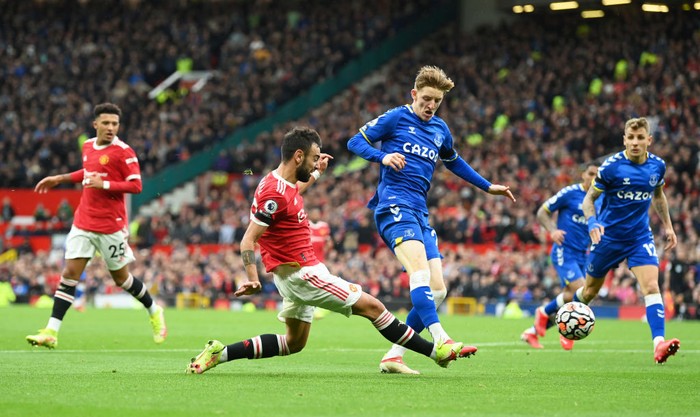 Manchester United vs Everton MANCHESTER, ENGLAND - OCTOBER 02: Bruno Fernandes of Manchester United shoots whilst under pressure from Anthony Gordon of Everton during the Premier League match between Manchester United and Everton at Old Trafford on October 02, 2021 in Manchester, England. (Photo by Michael Regan/Getty Images)