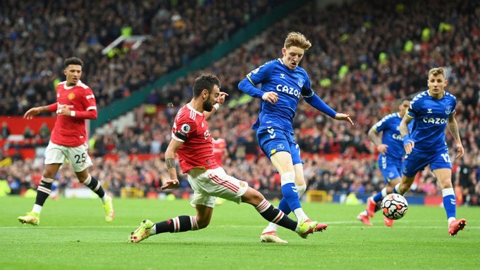 MANCHESTER, ENGLAND - OCTOBER 02: Bruno Fernandes of Manchester United shoots whilst under pressure from Anthony Gordon of Everton during the Premier League match between Manchester United and Everton at Old Trafford on October 02, 2021 in Manchester, England. (Photo by Michael Regan/Getty Images)