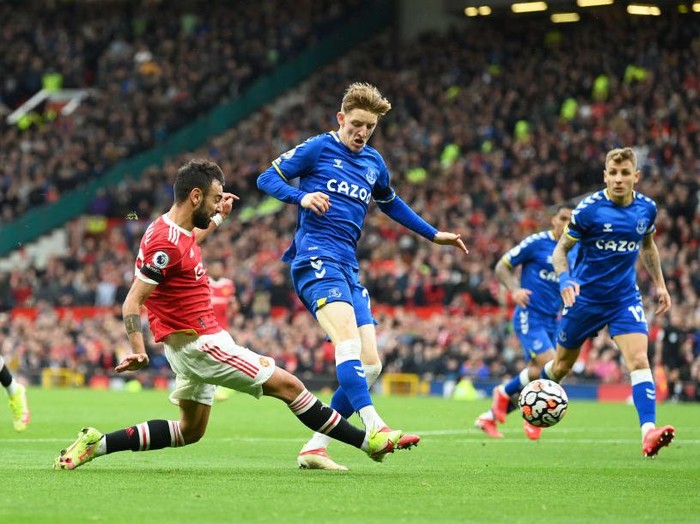 MANCHESTER, ENGLAND - OCTOBER 02: Bruno Fernandes of Manchester United shoots whilst under pressure from Anthony Gordon of Everton during the Premier League match between Manchester United and Everton at Old Trafford on October 02, 2021 in Manchester, England. (Photo by Michael Regan/Getty Images)