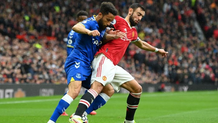 MANCHESTER, ENGLAND - OCTOBER 02: Bruno Fernandes of Manchester United battles for possession with Andros Townsend of Everton during the Premier League match between Manchester United and Everton at Old Trafford on October 02, 2021 in Manchester, England. (Photo by Michael Regan/Getty Images)
