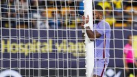 Memphis Depay, bintang baru Barca, saat membuang peluang lawan Cadiz. (Foto: AP/Miguel Morenatti)
