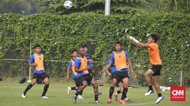 Kiper Ernando Eri hendak mengamankan bola situasi bola mati Kiper Ernando Eri hendak mengamankan bola situasi bola mati. (CNNIndonesia/Abdul Susila)