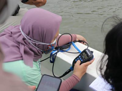 Momen DLH Ambil Sampel Air Tercemar Paracetamol di Teluk Jakarta