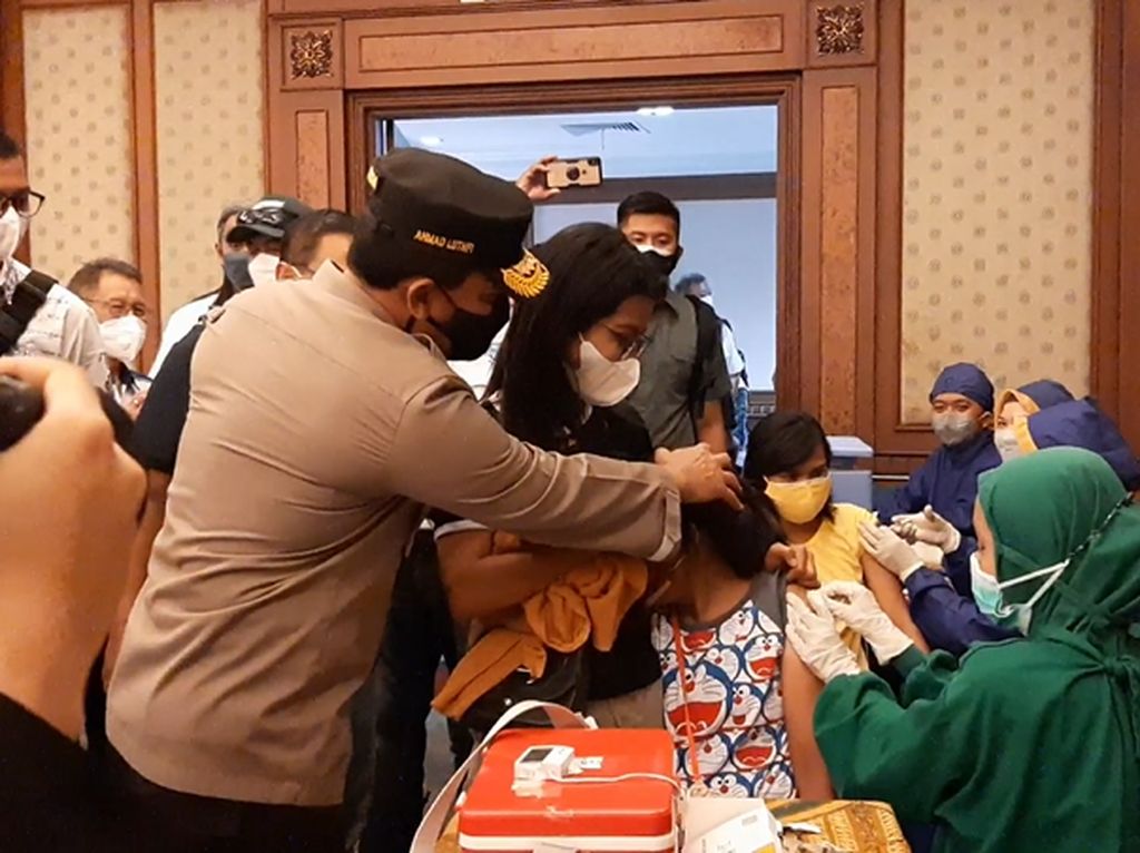 Momen Kapolda Jateng Tenangkan Pelajar yang Nangis Saat Divaksinasi Momen Kapolda Jateng Tenangkan Pelajar yang Nangis Saat Divaksinasi