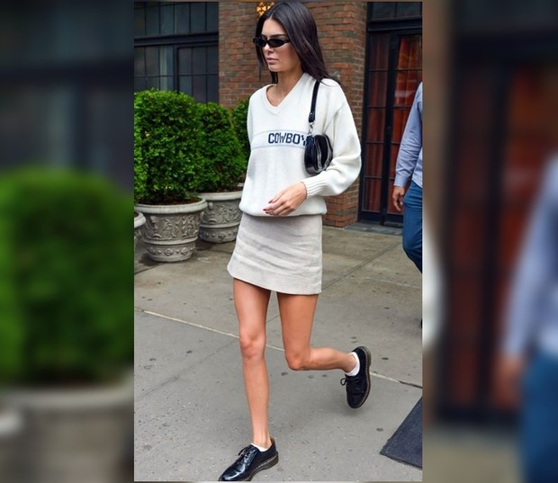 n Gaya Mix and Match Selebritis Hollywood Menggunakan Kaos Kaki Putih