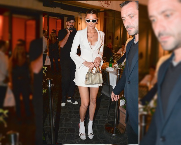 n Gaya Mix and Match Selebritis Hollywood Menggunakan Kaos Kaki Putih