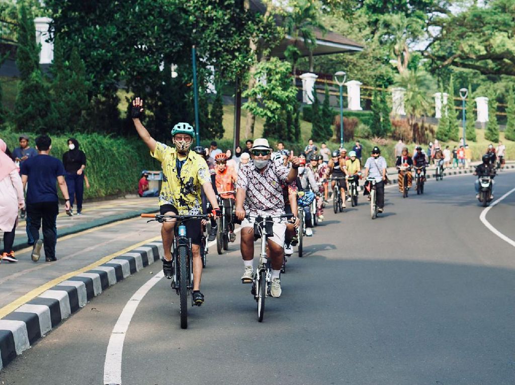 Hari Batik Nasional, Bike To Work Bogor Gelar Lawang Salapan Batik Ride