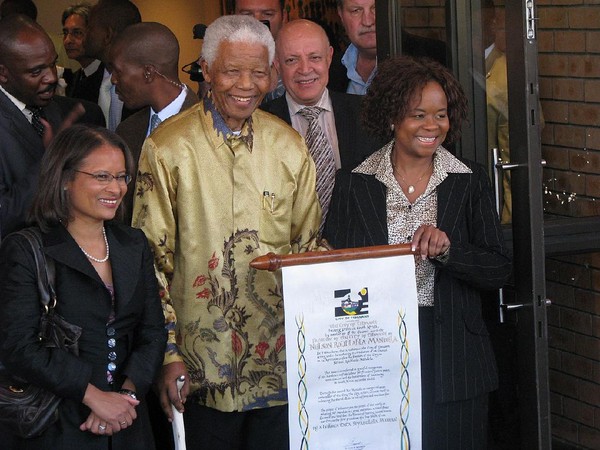 Nelson Mandela memakai baju batik di Johannesburg, Afrika Selatan pada 13 Mei 2008.