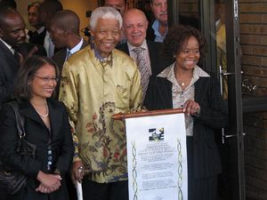 Kisah Presiden Soeharto Beri Batik ke Nelson Mandela dan Jadi Ikonik Kisah Presiden Soeharto Beri Batik ke Nelson Mandela dan Jadi Ikonik
