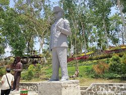 Potret Patung Soeharto yang Gagah Berdiri di Ponorogo Potret Patung Soeharto yang Gagah Berdiri di Ponorogo