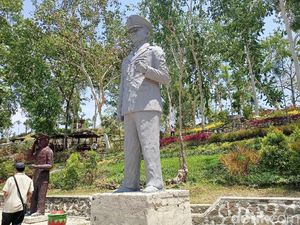 Potret Patung Soeharto yang Gagah Berdiri di Ponorogo Potret Patung Soeharto yang Gagah Berdiri di Ponorogo