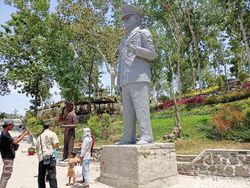 Lapor Pak, Patung Soeharto Berdiri Kokoh di Ponorogo