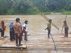 Pelajar Seberangi Sungai Deras ke Sekolah, Bupati Polman Janji Beri Solusi