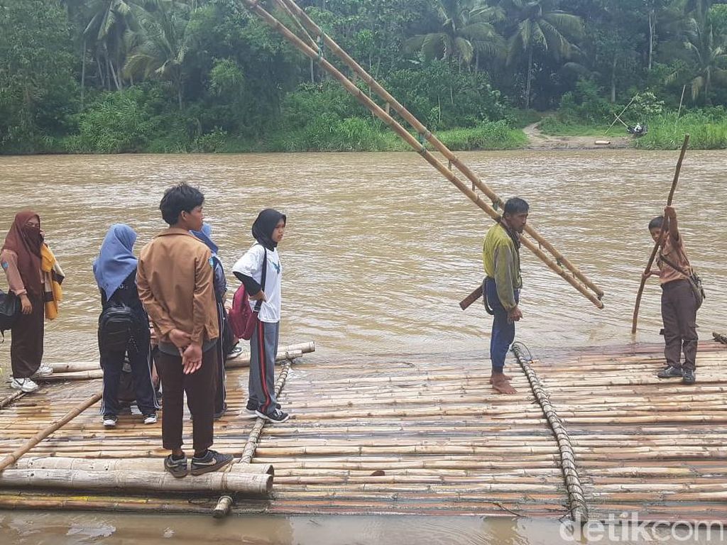Pelajar di Polman Bertaruh Nyawa Demi Sekolah, Bupati Janjikan Ini Pelajar di Polman Bertaruh Nyawa Demi Sekolah, Bupati Janjikan Ini