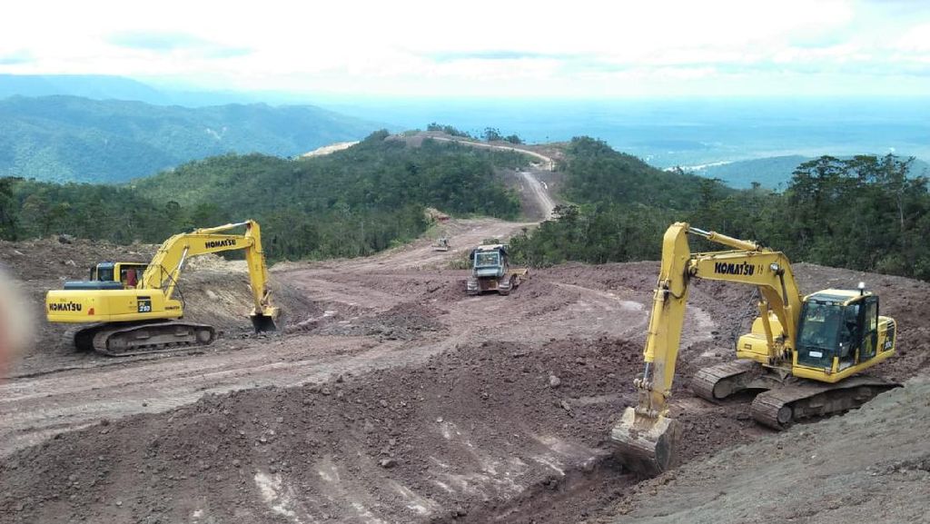 Wow! Bukit-Rimba Ditembus demi Buka Jalan di Papua