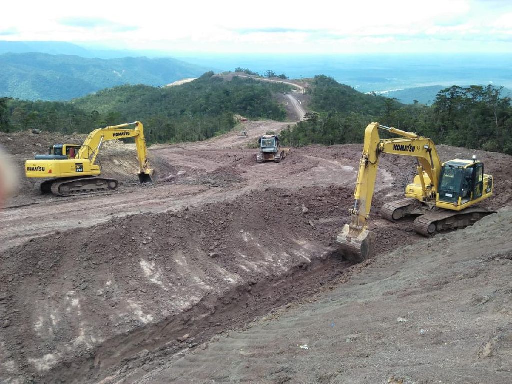 Wow! Bukit-Rimba Ditembus demi Buka Jalan di Papua