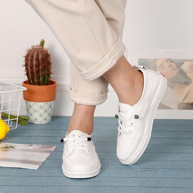 Cara membersihkan sepatu kulit warna putih.