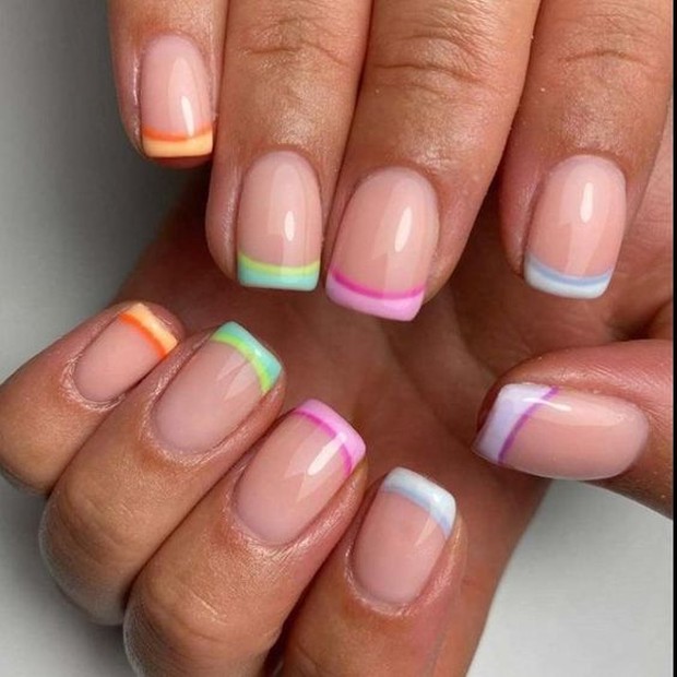 Trend nail design pertama ada colorful French tips.