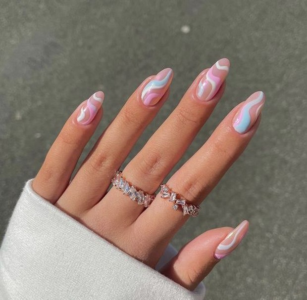 Trend nail design kedua ada wavy nails.